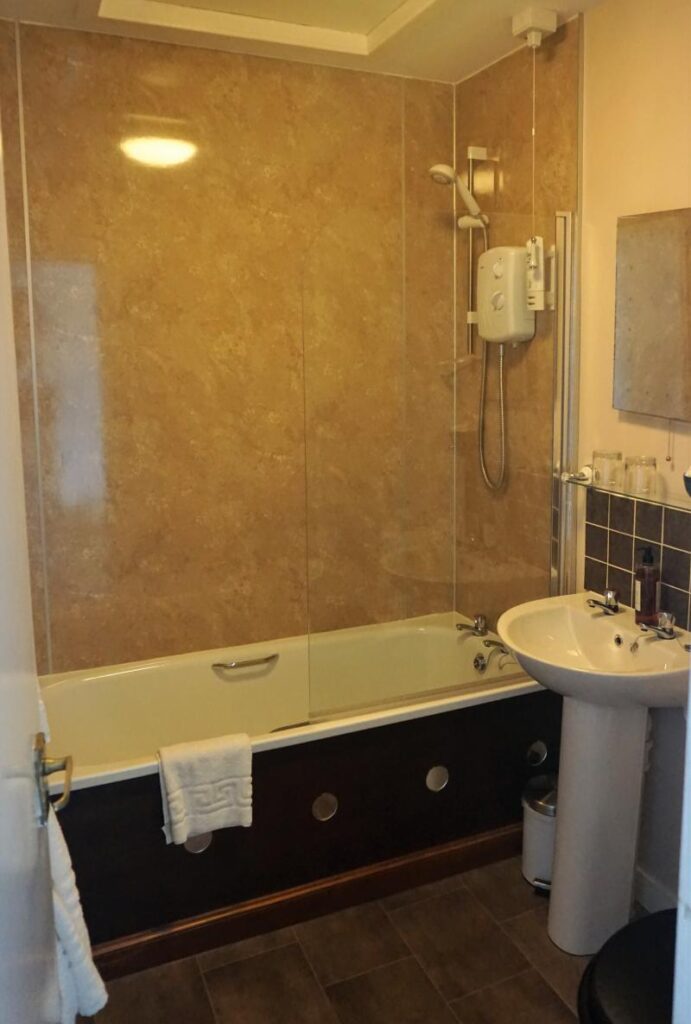 Ben Loyal Hotel Bathroom
